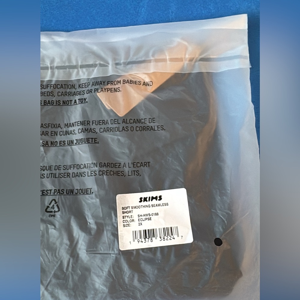 SKIMS SOFT SMOOTHING SEAMLESS SHORT - Picture 2 of 2